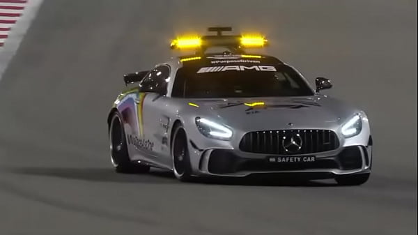 Menina germânica kikando de ladinho