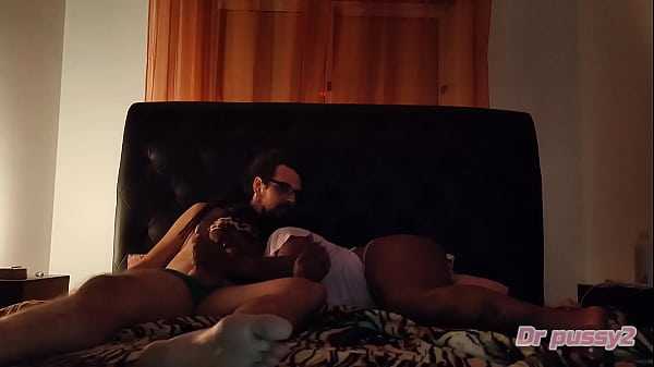 DR PUSSY2 – Ebony colega de quarto convida me para ver um filme, mas na verdade ela é muito tarada e só queria pau