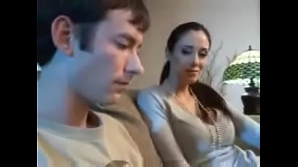 Madrastra se calienta con el hijastro al verlo masturbándose